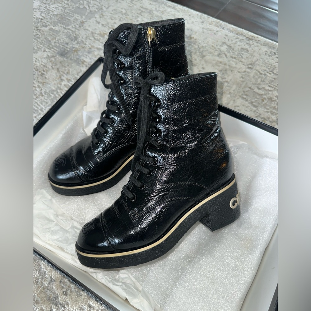 CHANEL Shiny Crumpled Lambskin boots - Picture 3 of 8